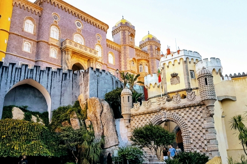 Crédito da foto: Foto de Daniel Frese: https://www.pexels.com/pt-br/foto/castelo-bege-e-rosa-1547735/ Sintra