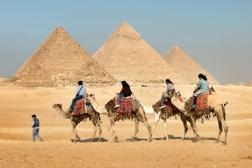 Crédito da foto: Foto de Murat ?ahin: https://www.pexels.com/pt-br/foto/quatro-pessoas-cavalgando-em-camelos-nas-piramides-3522880/ Cairo, Egito