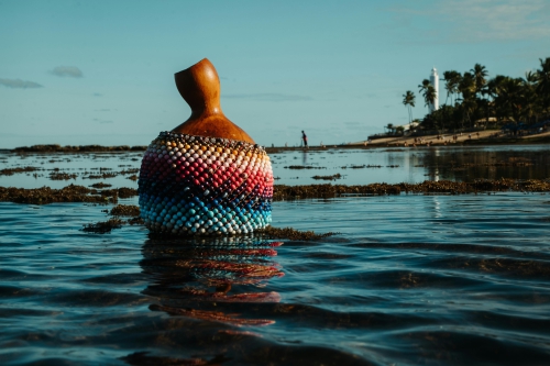 Crédito da foto: Foto de Gustavo Serrate: https://www.pexels.com/pt-br/foto/mar-praia-litoral-instrumento-musical-27166776/ Praia do Forte