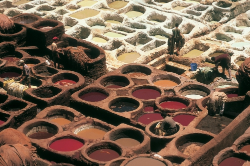 Crédito da foto: Foto de Pablo RAMON: https://www.pexels.com/pt-br/foto/industria-tradicional-producao-liquido-17409449/ Fez